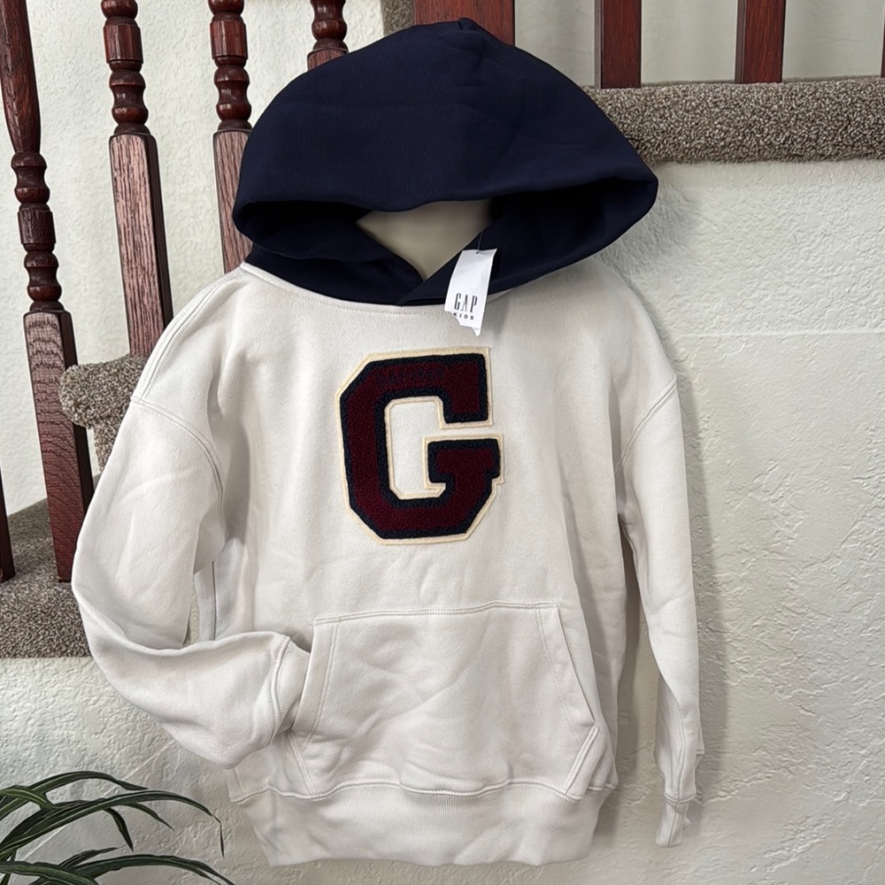GAP Kids Unisex White Hoodie with Navy Hood and Red G
Size 6-7 NWT
